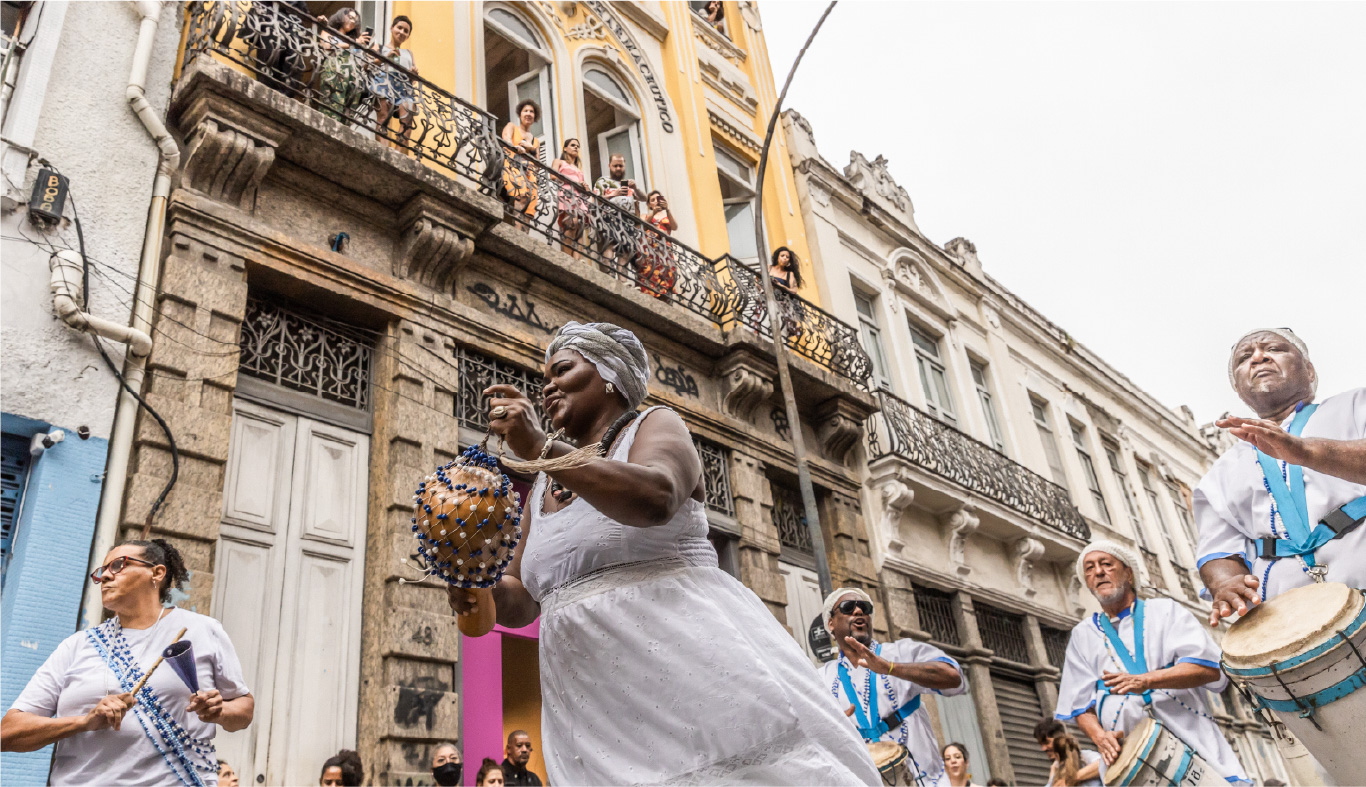 Desfile em frente ao espaço multiartístico Solar dos Abacaxis, no Rio